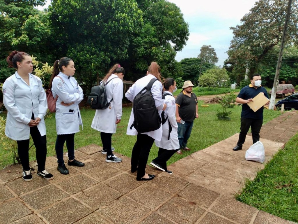 Facultad de Ciencias de la Salud  alumnos de Enfermería UPE realizan minga ambiental